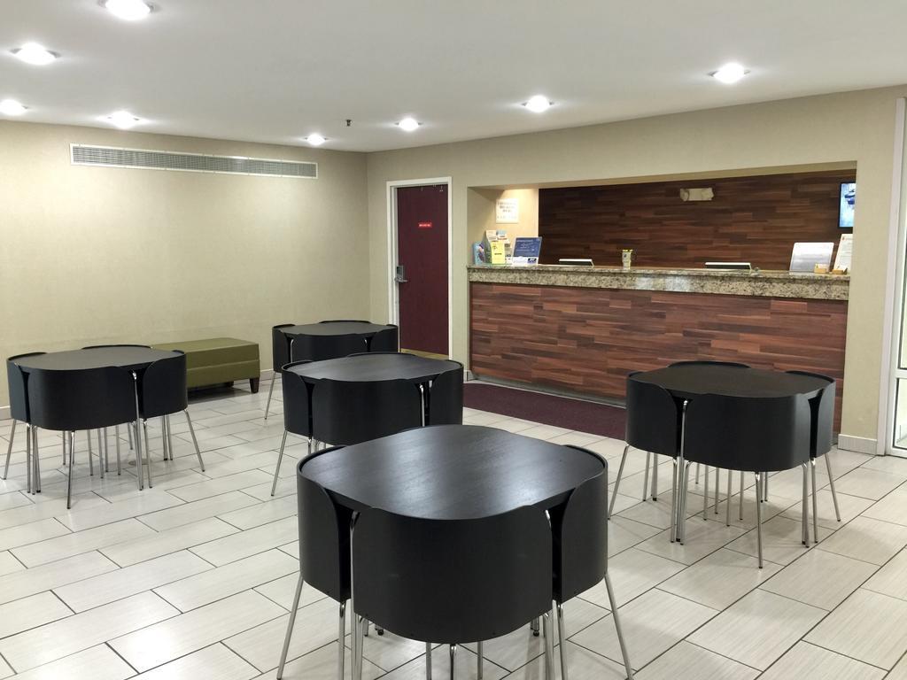 Super 8 By Wyndham East