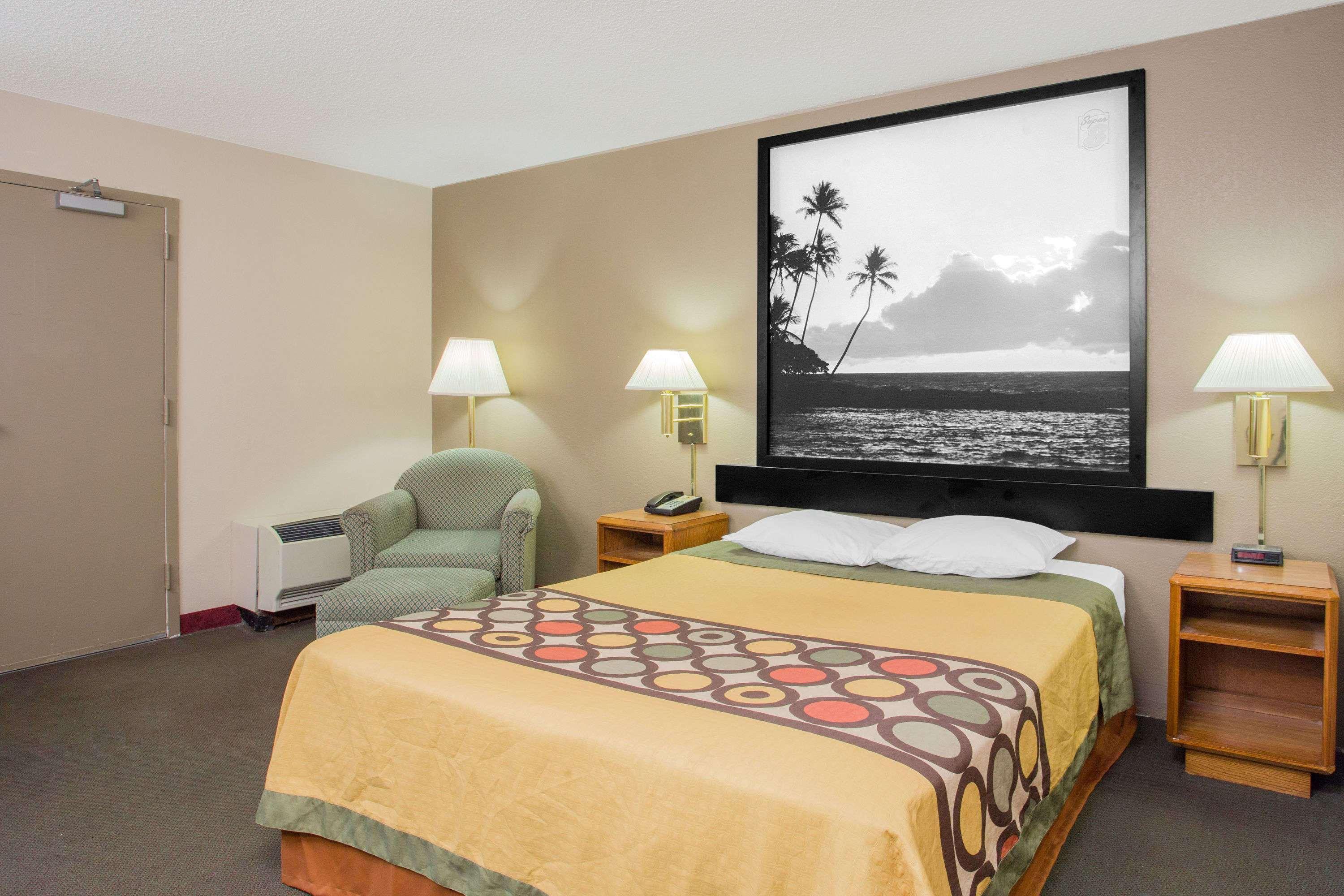 Super 8 By Wyndham East Hotel