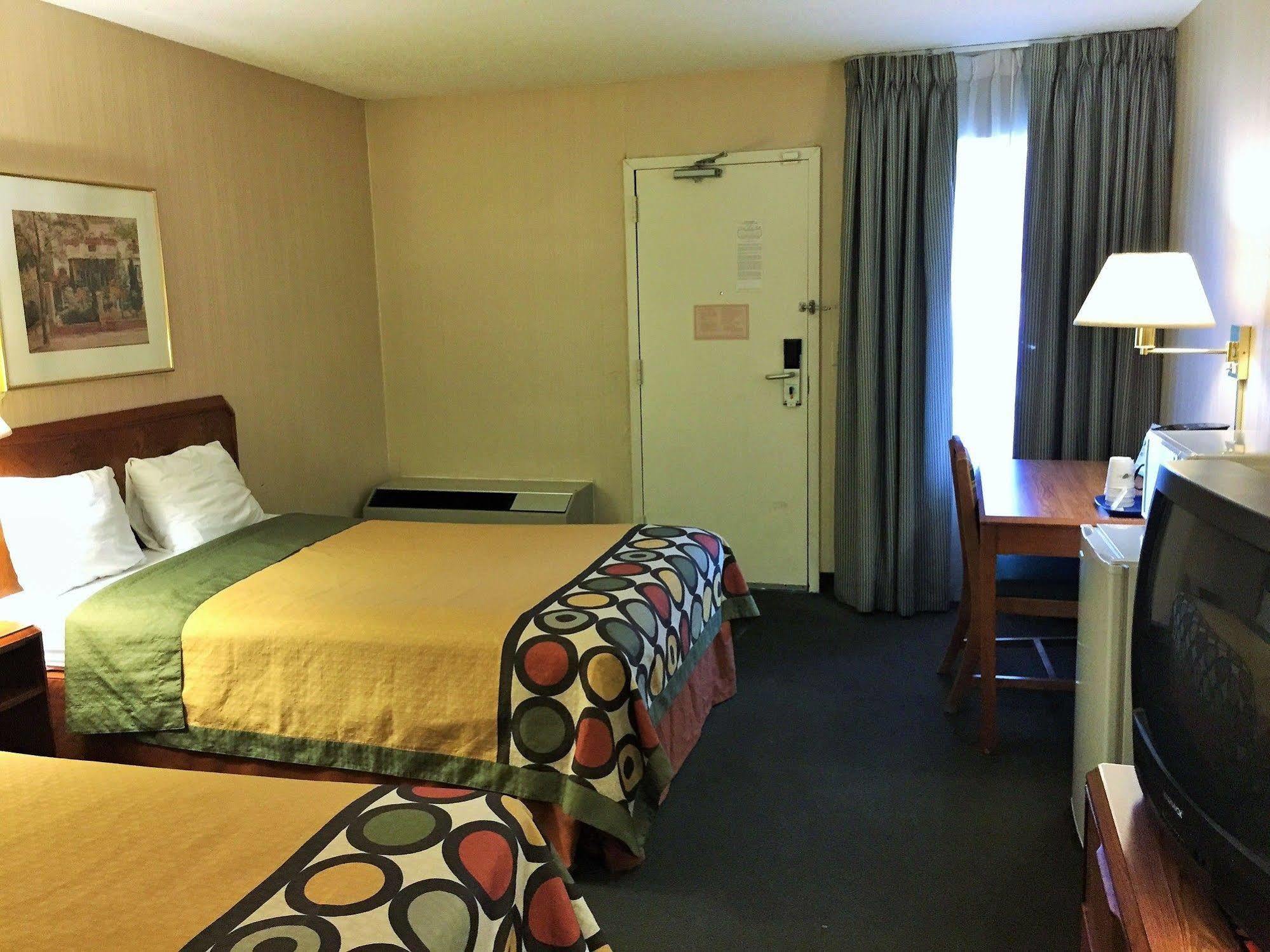 Super 8 By Wyndham East