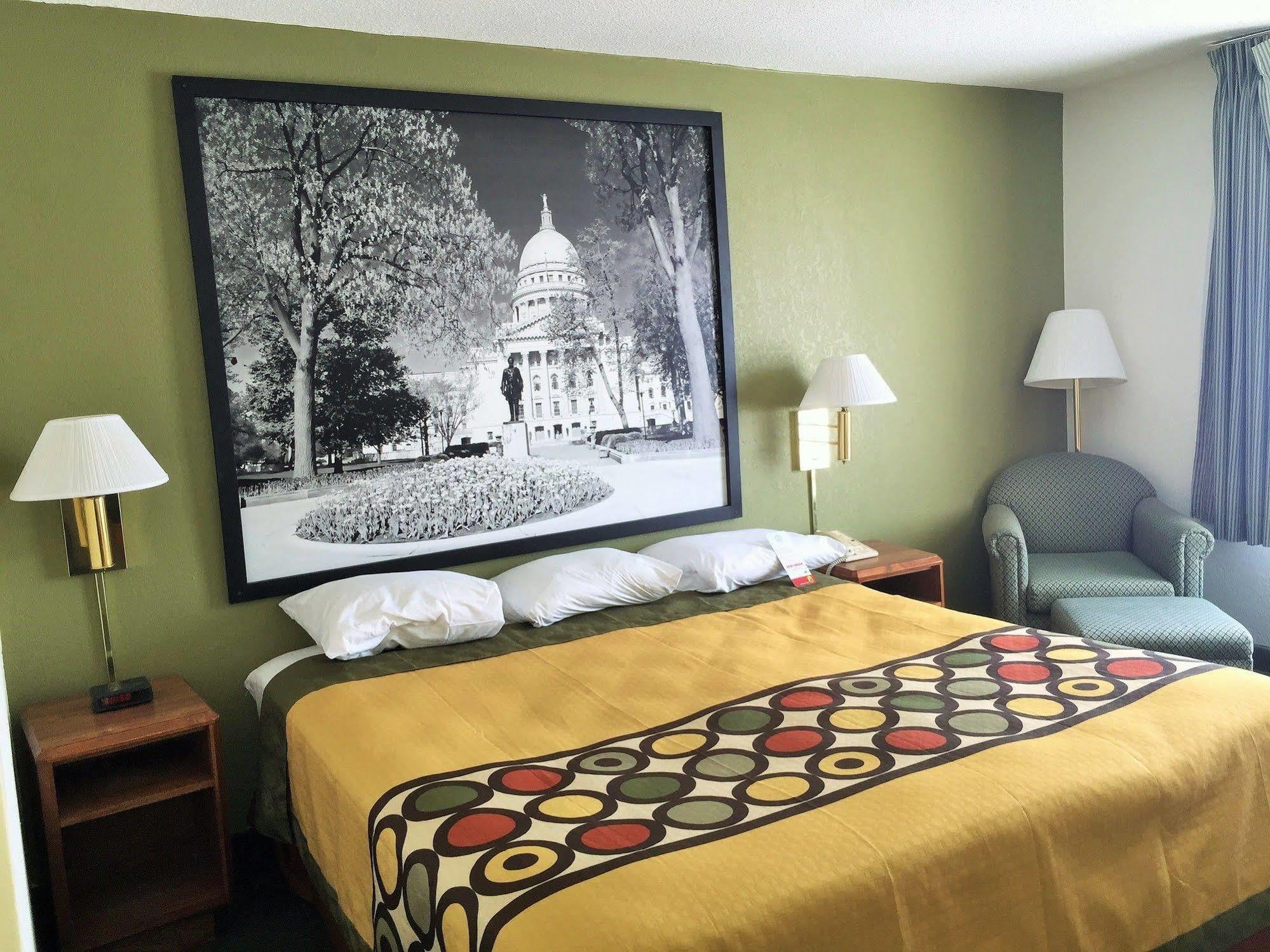 Super 8 By Wyndham East